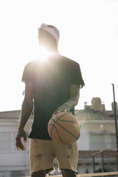 Afro Man basketbalspeler In een straat Hof - Foto, afbeelding