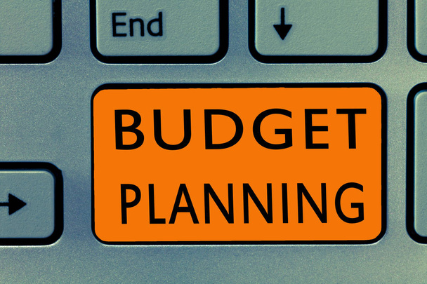 Konceptualne ręczne pisanie pokazujące planowanie budżetowe. Tekst zdjęcia biznesowego Pisemny opis bieżących i przyszłych wydatków - Zdjęcie, obraz