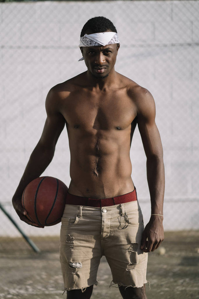 Afro homem jogador de basquete em um tribunal de rua
 - Foto, Imagem