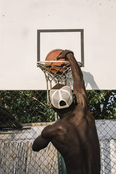 Afro Man jugador de baloncesto en una cancha callejera
 - Foto, imagen