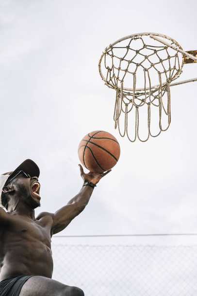 Afro Man Basketball Player In A Street Court - Φωτογραφία, εικόνα
