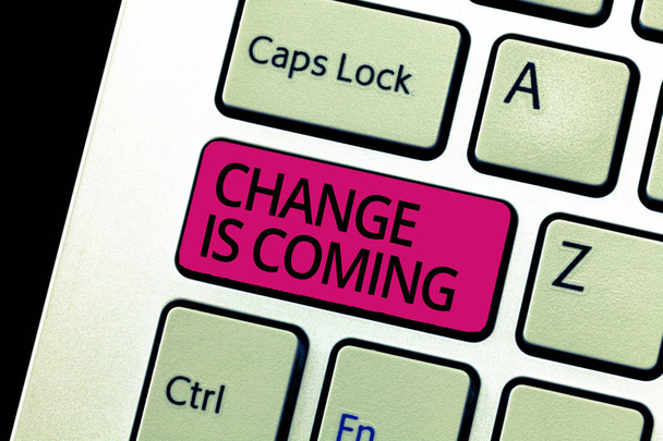 Signo de texto que muestra Change Is Coming. Foto conceptual diciéndole a alguien que el futuro va a ser diferente
 - Foto, imagen