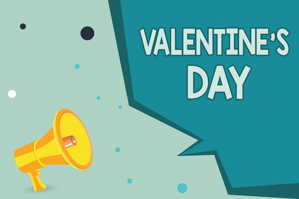 Текстовый знак, показывающий День Святого Валентина. Концептуальное фотовремя, когда люди проявляют чувства любви и привязанности
 - Фото, изображение