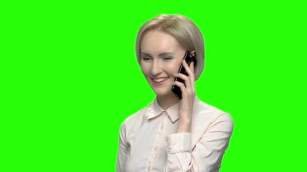 Szczęśliwy blond kobieta w średnim wieku o rozmowy telefonicznej. - Materiał filmowy, wideo