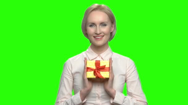 Porträt einer reifen Frau mit gelbem Geschenkkarton mit Schleife. - Filmmaterial, Video