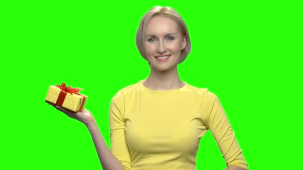 Mosolygós boldog nő ajándék doboz sárga díszdobozban. - Felvétel, videó