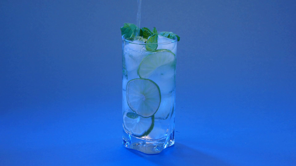 Mojito cocktail σε μπλε φόντο - Πλάνα, βίντεο