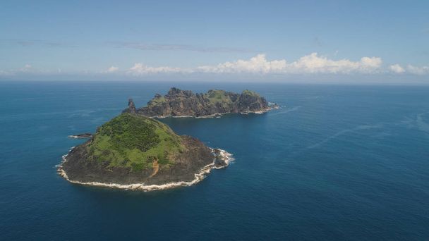 Islas rocosas en el mar. Filipinas, Dos Hermanas. - Foto, Imagen