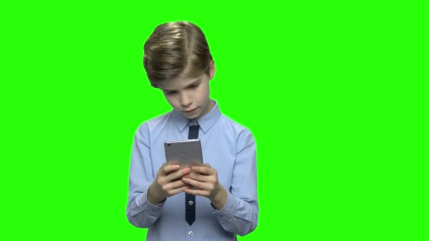 Dziecko dziecko chłopiec wiadomość SMS-y na jego telefon. - Materiał filmowy, wideo