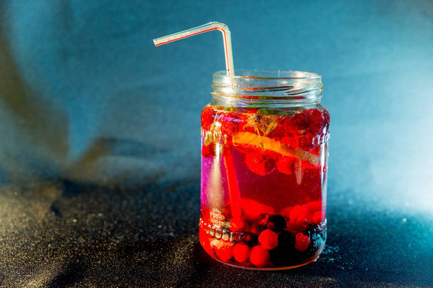 Summer drink coctail in glass jar, berries and mint on wooden table - Foto, Imagen
