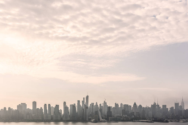 Нью-Йорк у центрі міста Манхеттен Небесна панорама з бульвару Іст Олд Глорі Парк над річкою Гудзон. - Фото, зображення