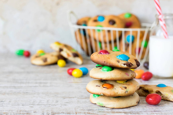Biscuits américains faits maison avec des bonbons au chocolat colorés
 - Photo, image