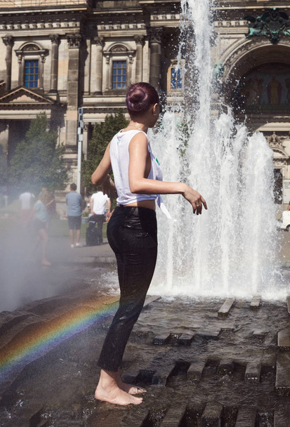 wet girl in the fountain - Foto, imagen