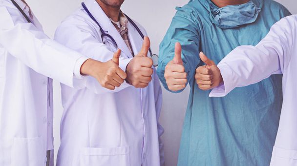 Artsen en verpleegkundigen coördineren hands.doctors duim omhoog, Concept Teamwork - Foto, afbeelding