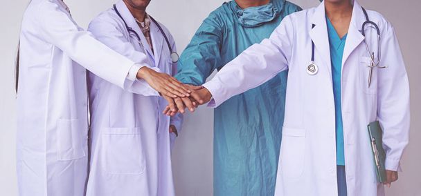 Lekarze i pielęgniarki koordynować ręce. Koncepcja pracy zespołowej - Zdjęcie, obraz