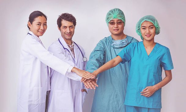 Lekarze i pielęgniarki koordynować ręce. Koncepcja pracy zespołowej - Zdjęcie, obraz