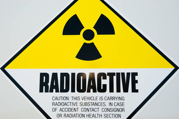 Жёлтый знак радиоактивного предупреждения
 - Фото, изображение