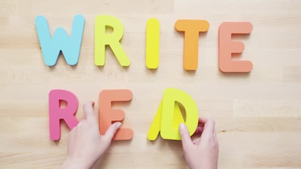 Felle kleuren houten schrijven en lezen ondertekent op houten bureau - Video