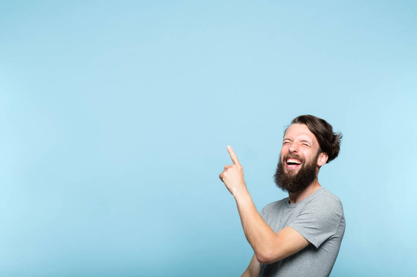 laughing man point advertising bearded hipster - Φωτογραφία, εικόνα