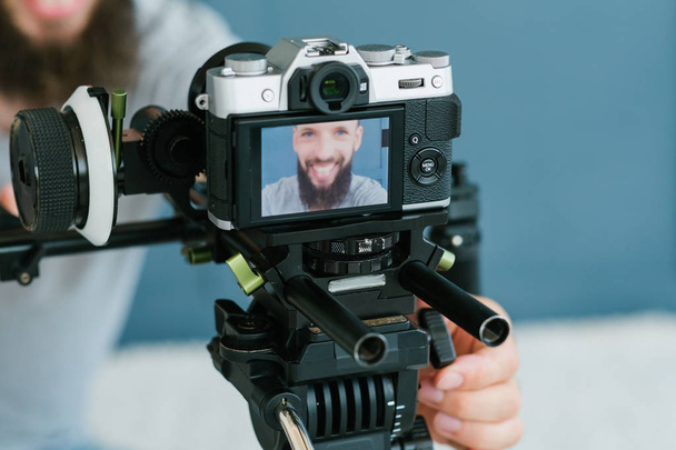 Technologia Fotografia wideo strzelanie kamera blogger człowiek - Zdjęcie, obraz