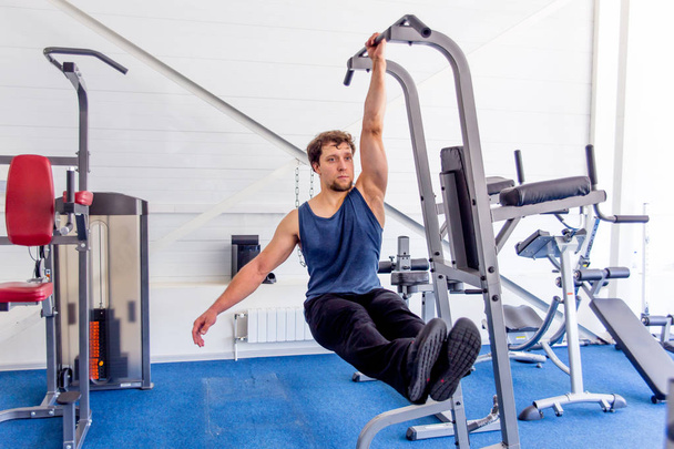 Young muscular man doing crossfit exercises in a gym - Zdjęcie, obraz
