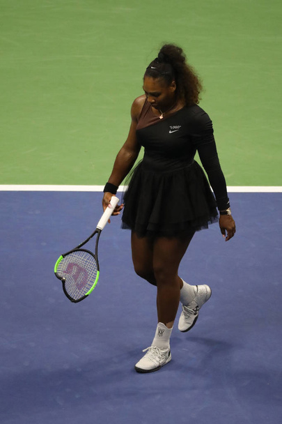 NEW YORK - SEPTEMBER 8, 2018: 23-time Grand Slam champion Serena Williams broke tennis racket during her 2018 US Open final match at Billie Jean King National Tennis Center - Foto, afbeelding