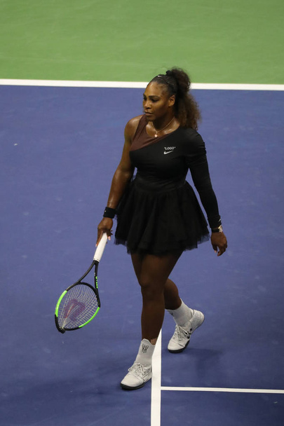 NEW YORK - SEPTEMBER 8, 2018: 23-time Grand Slam champion Serena Williams broke tennis racket during her 2018 US Open final match at Billie Jean King National Tennis Center - 写真・画像