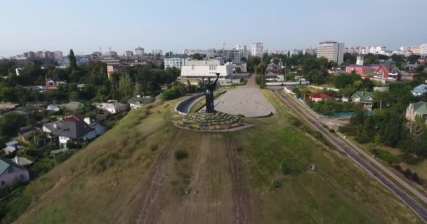 Volare sopra il monumento alla madre patria che rimane sulla collina
 - Filmati, video