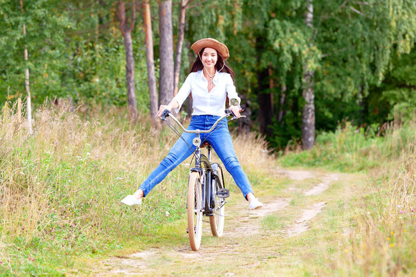 Žena na koni na kole v letním parku či lesa - Fotografie, Obrázek