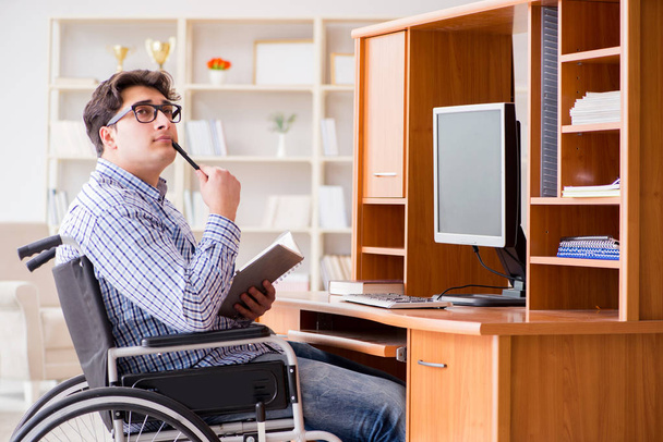Étudiant handicapé étudiant à domicile en fauteuil roulant - Photo, image