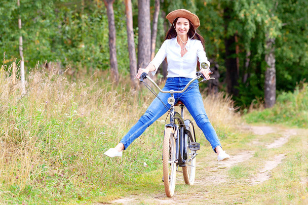 Žena na koni na kole v letním parku či lesa - Fotografie, Obrázek