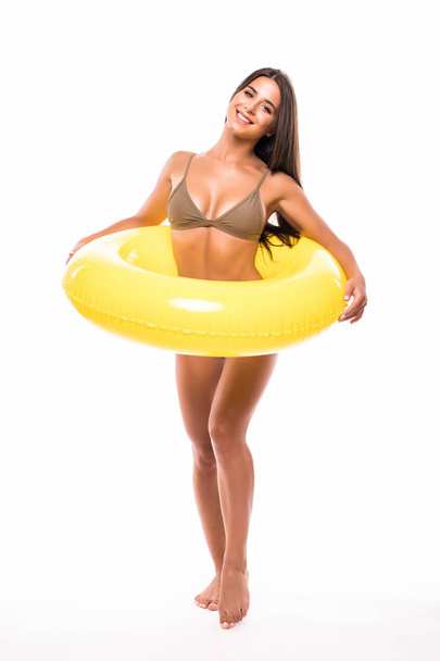 Повне тіло сексуальна жінка в купальнику з жовтим надувним кільцем ізольовано над білим
 - Фото, зображення