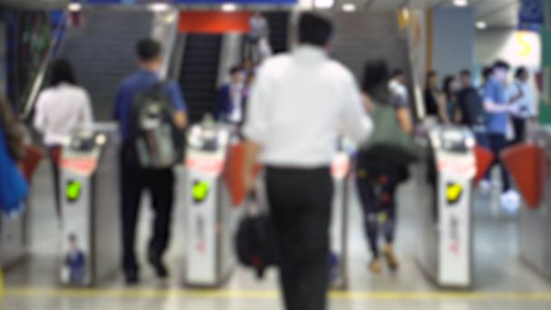 Menigte doorlopen tourniquets Ticket Gates bij treinstation - wazig - Foto, afbeelding