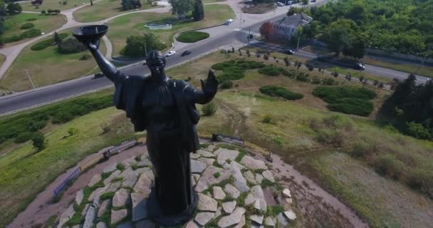 Circulando em torno do monumento e revelando a cidade Cherkasy
 - Filmagem, Vídeo