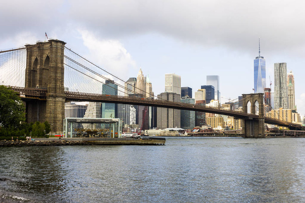 New York şehri. Aşağı Manhattan Skyline Brooklyn Köprüsü ile sayısı - Fotoğraf, Görsel
