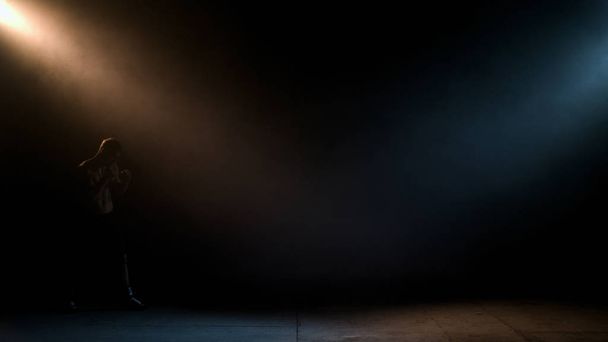 Boxeador haciendo sombra Boxeando en una habitación oscura. El hombre de la construcción atlética hace un golpe. Iluminación dramática
 - Foto, Imagen