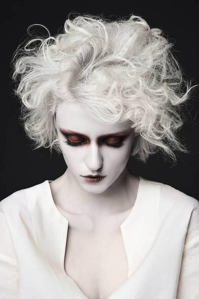 young woman with scary clown make-up for halloween.blonde girl with white skin psycho person for halloweem masquerade - Φωτογραφία, εικόνα