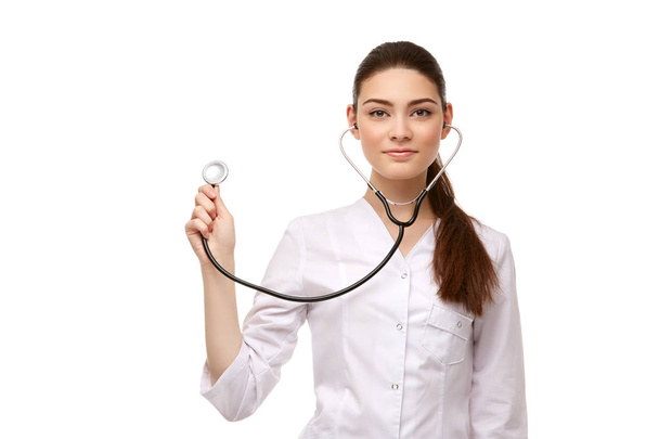 Kadın doktor beyaz izole stetoskop ile - Fotoğraf, Görsel
