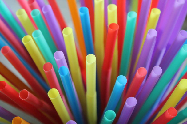 slámy brčka plastová pití pozadí abstraktní barevné celou obrazovku - Fotografie, Obrázek