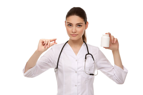 Doctora con pastillas aisladas en blanco
 - Foto, imagen