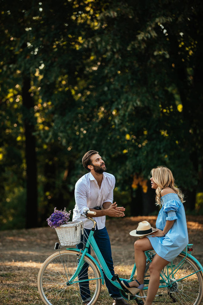 Happy young couple enjoying their time in  the park - Fotoğraf, Görsel