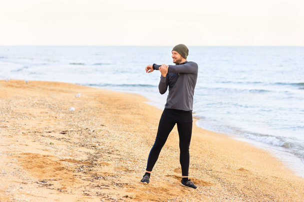 člověk dělá úsek cvičení na pláži u moře - Fotografie, Obrázek