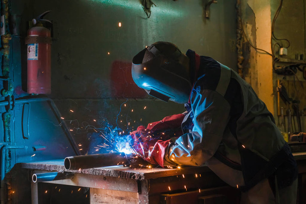 Metal welding worker in process - Foto, immagini