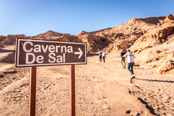 A só barlang bejárata (Caverna de Sal) jel, az Atacama-sivatagban, Chile - Fotó, kép