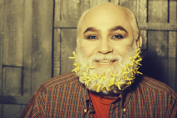 old man with flowers in beard - Foto, afbeelding