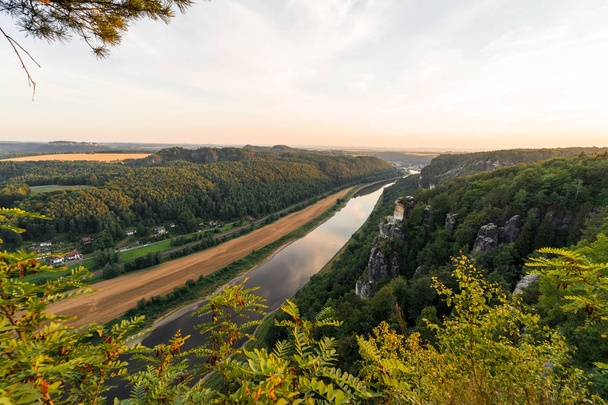 Paysages de la Suisse saxonne - est la partie allemande des montagnes de grès de l'Elbe. Coucher de soleil sur la vallée de l'Elbe
. - Photo, image