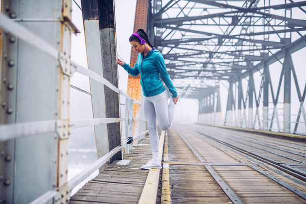 Young athlete stretching on the bridge - Valokuva, kuva