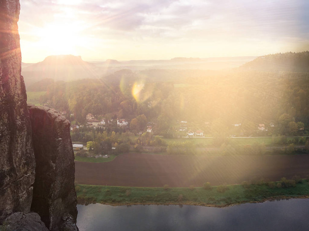 Meditação em luz suave no Parque Nacional Saxon Suíça alemão perto de Dresden. Caminhadas e escalada em maravilhosas cadeias de montanhas das Montanhas de Arenito do Elba
. - Foto, Imagem