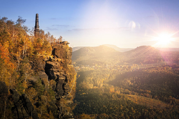 Meditazione in luce soffusa nel parco nazionale tedesco della Svizzera sassone vicino a Dresda. Escursioni e arrampicate nelle meravigliose catene montuose delle montagne di arenaria dell'Elba
. - Foto, immagini