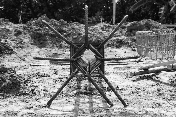 Монохромна сталева робота для армування бетонної конструкції на будівельному майданчику
 - Фото, зображення